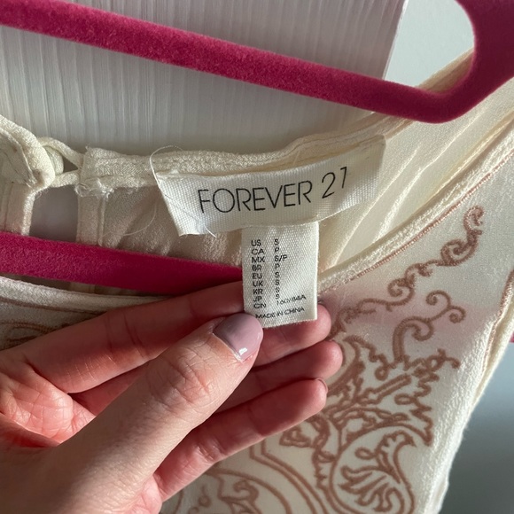 White tank top with pink details and lace trim on the bottom - Picture 3 of 3